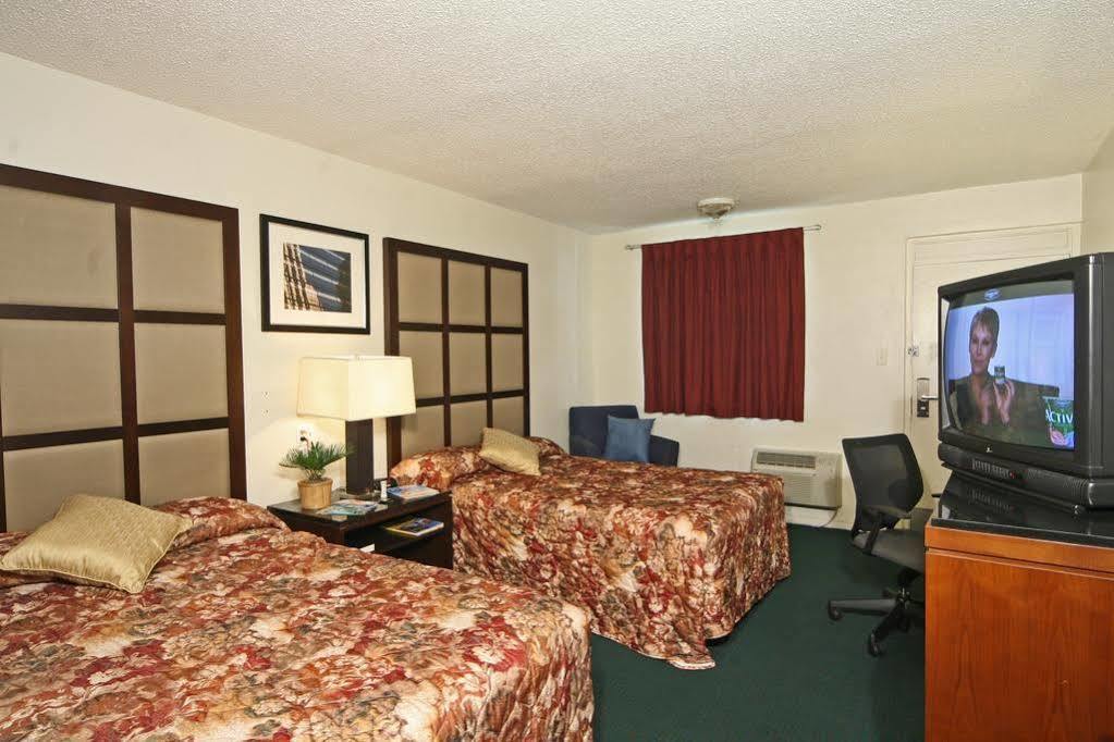 Super 8 By Wyndham Lake City Exteriér fotografie