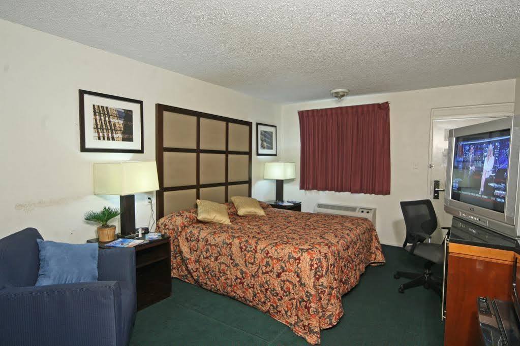 Super 8 By Wyndham Lake City Exteriér fotografie