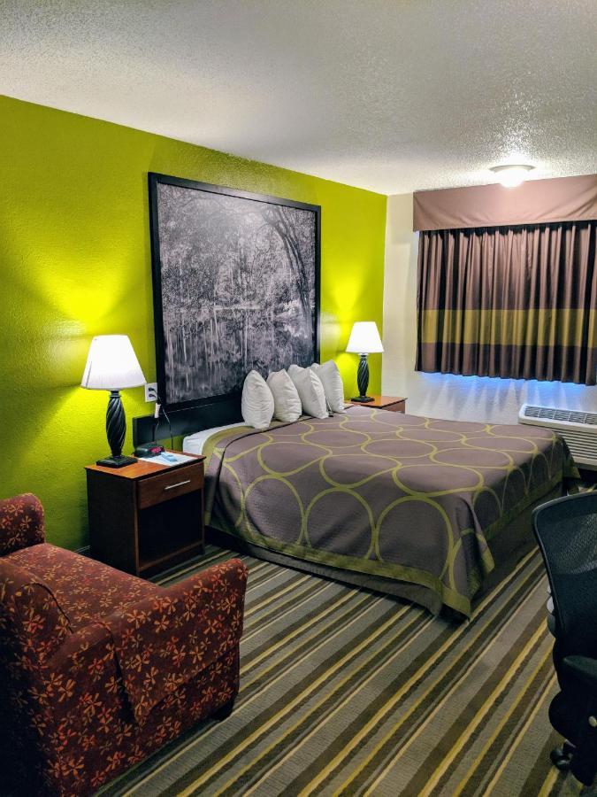 Super 8 By Wyndham Lake City Exteriér fotografie